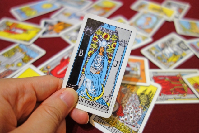 自身の内面を見直す必要？タロット占いにおける「女教皇」のカードの意義
